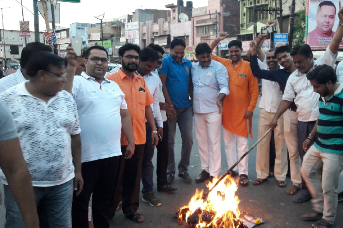 BJP workers blew effigy of Bollywood actress richa chadha at Muzaffarnagar city
