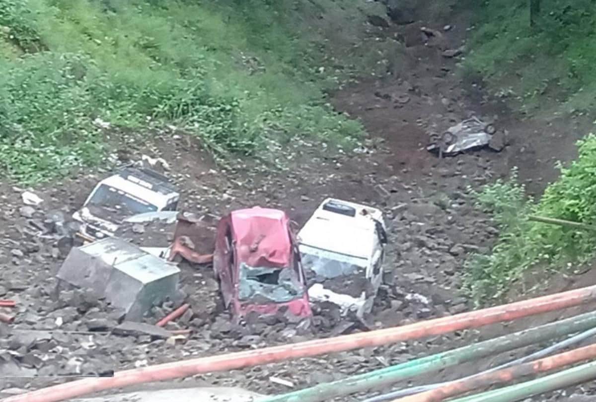 road sinked six vehicles fall into gorge on National high way theog shimla himachal pradesh