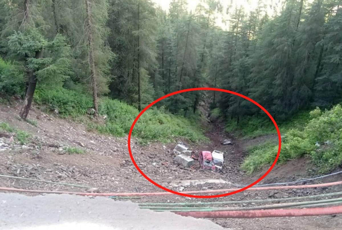 road sinked six vehicles fall into gorge on National high way theog shimla himachal pradesh
