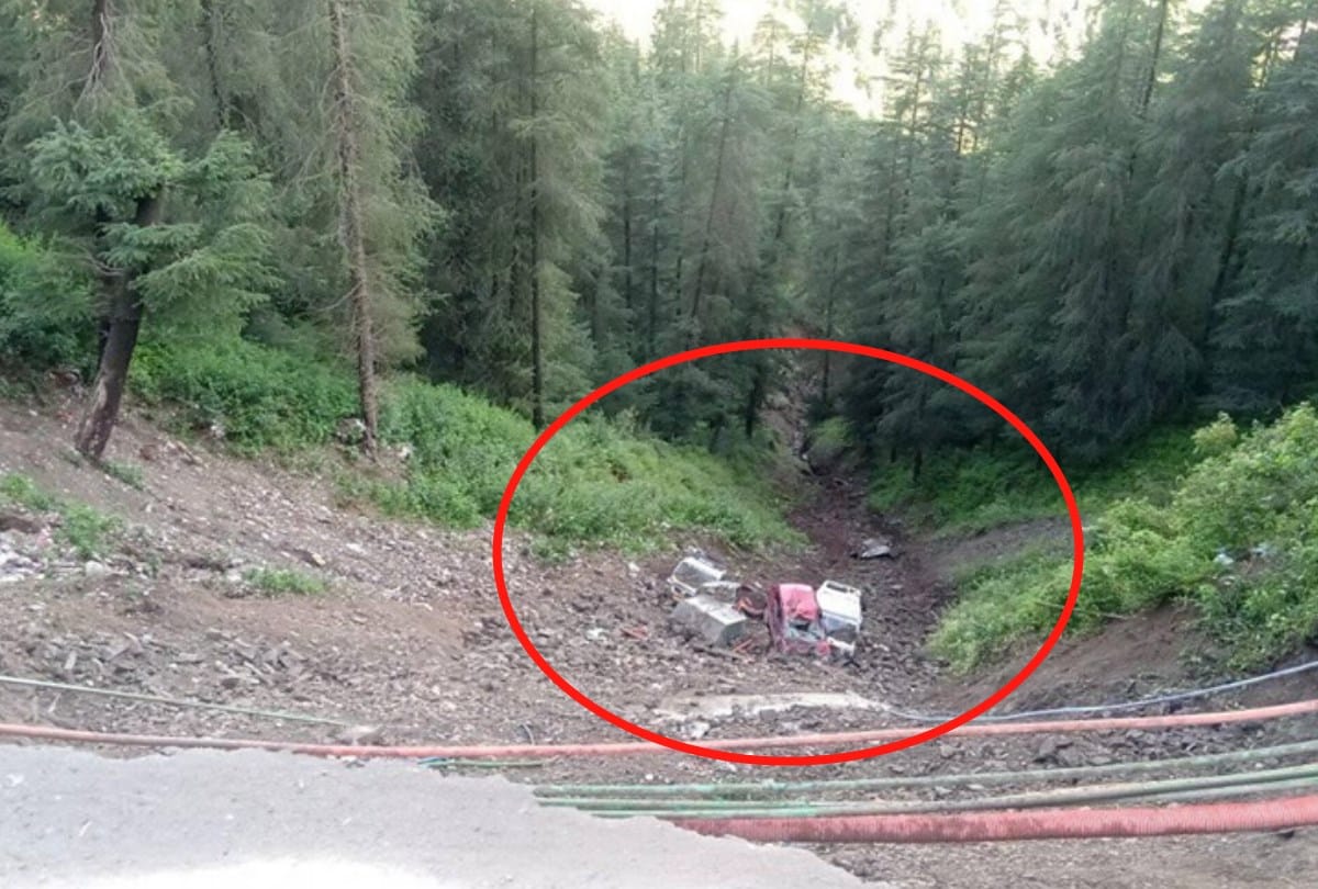 road sinked six vehicles fall into gorge on National high way theog shimla himachal pradesh