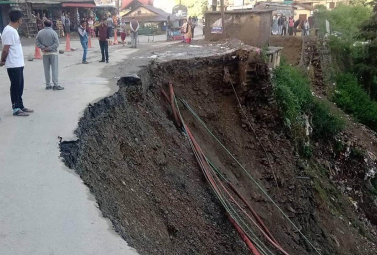 road sinked six vehicles fall into gorge on National high way theog shimla himachal pradesh