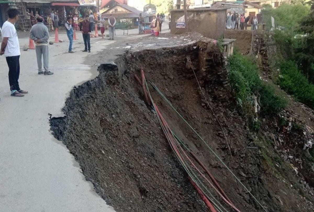 road sinked six vehicles fall into gorge on National high way theog shimla himachal pradesh