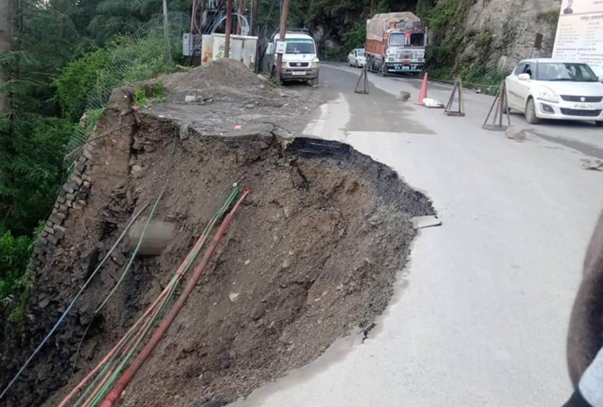 road sinked six vehicles fall into gorge on National high way theog shimla himachal pradesh