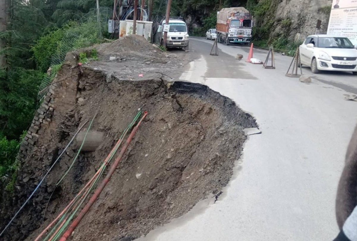 road sinked six vehicles fall into gorge on National high way theog shimla himachal pradesh