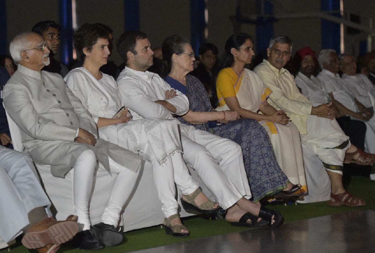 prayer meet of Sheila Dikshit in Delhi sonia gandhi and rahul gandhi joined