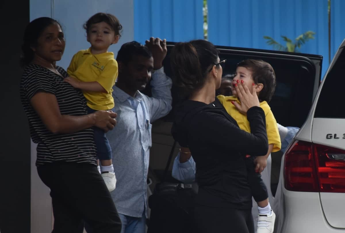sunny leone with son when he crying see pictures