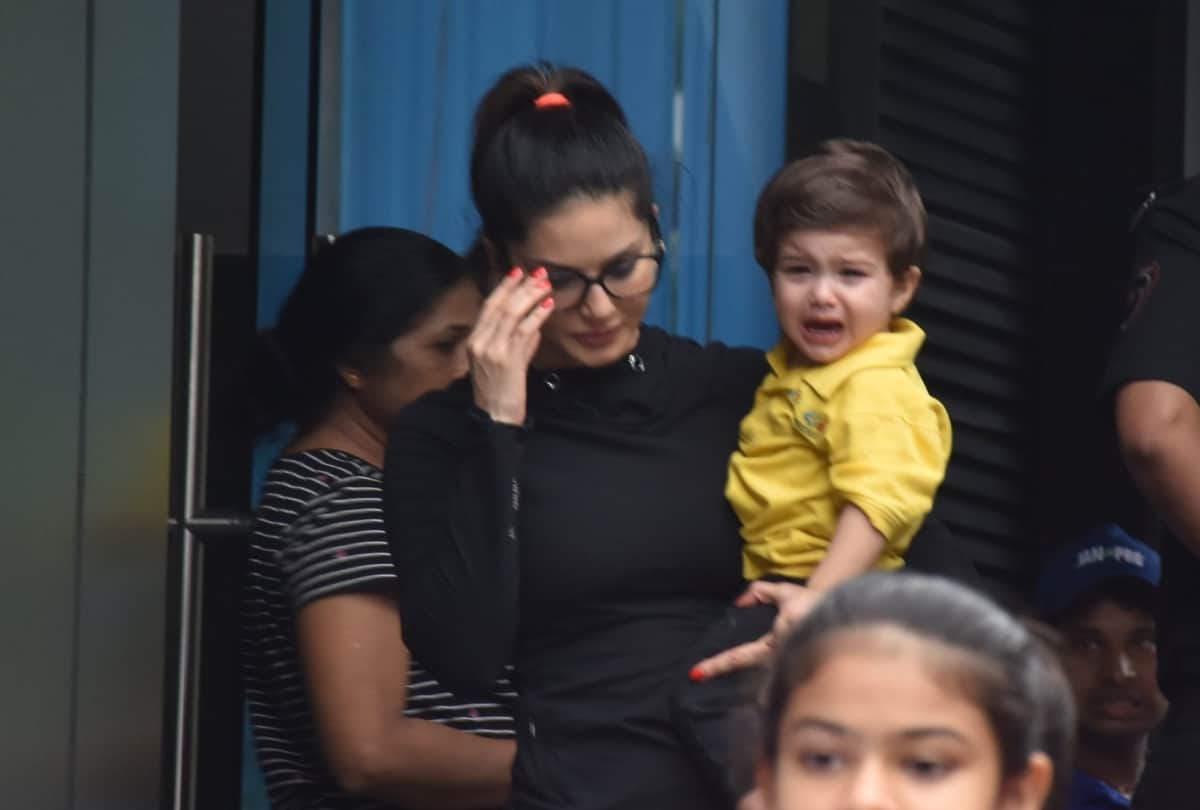 sunny leone with son when he crying see pictures