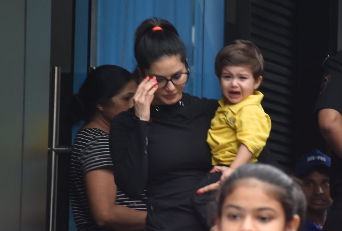 sunny leone with son when he crying see pictures