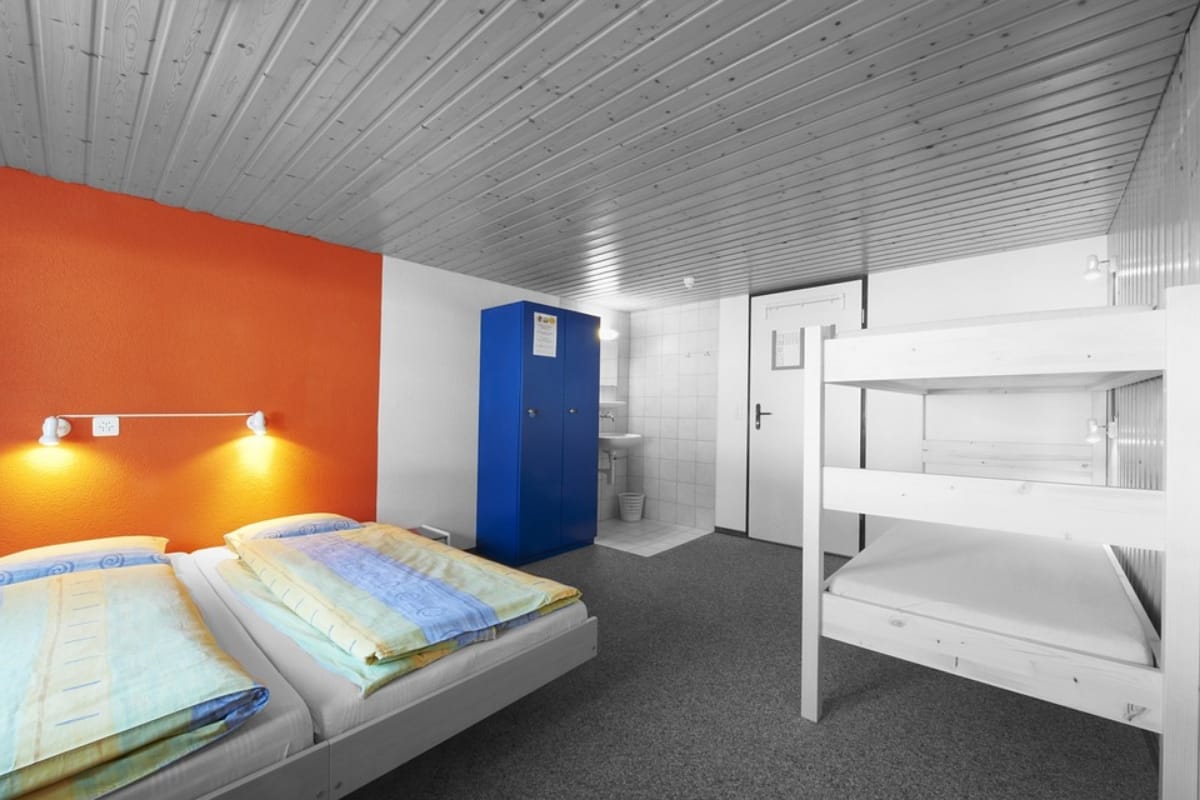 plan trip to udaipur stay in best affordable hostels