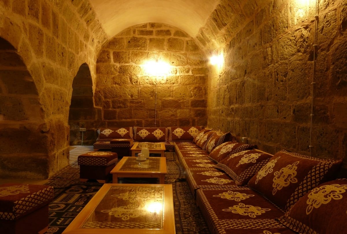 plan trip to udaipur stay in best affordable hostels