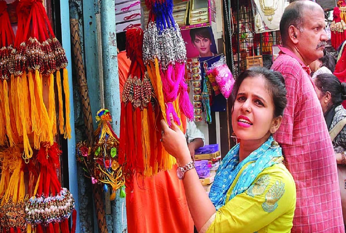 Sister tie Rakhi on Brother's wrist to save his life 0n 15 August, Delhi