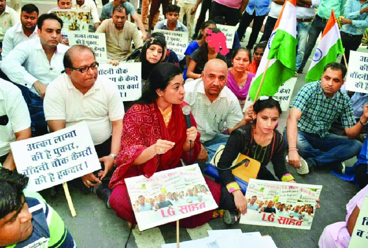 Alka Lamba protests at CM kejriwal residence over CCTV project in Delhi