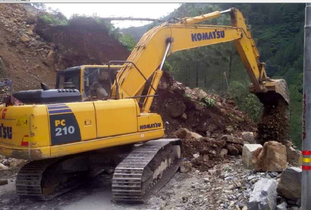 Mountain collapse on Badrinath Highway many vehicle stuck