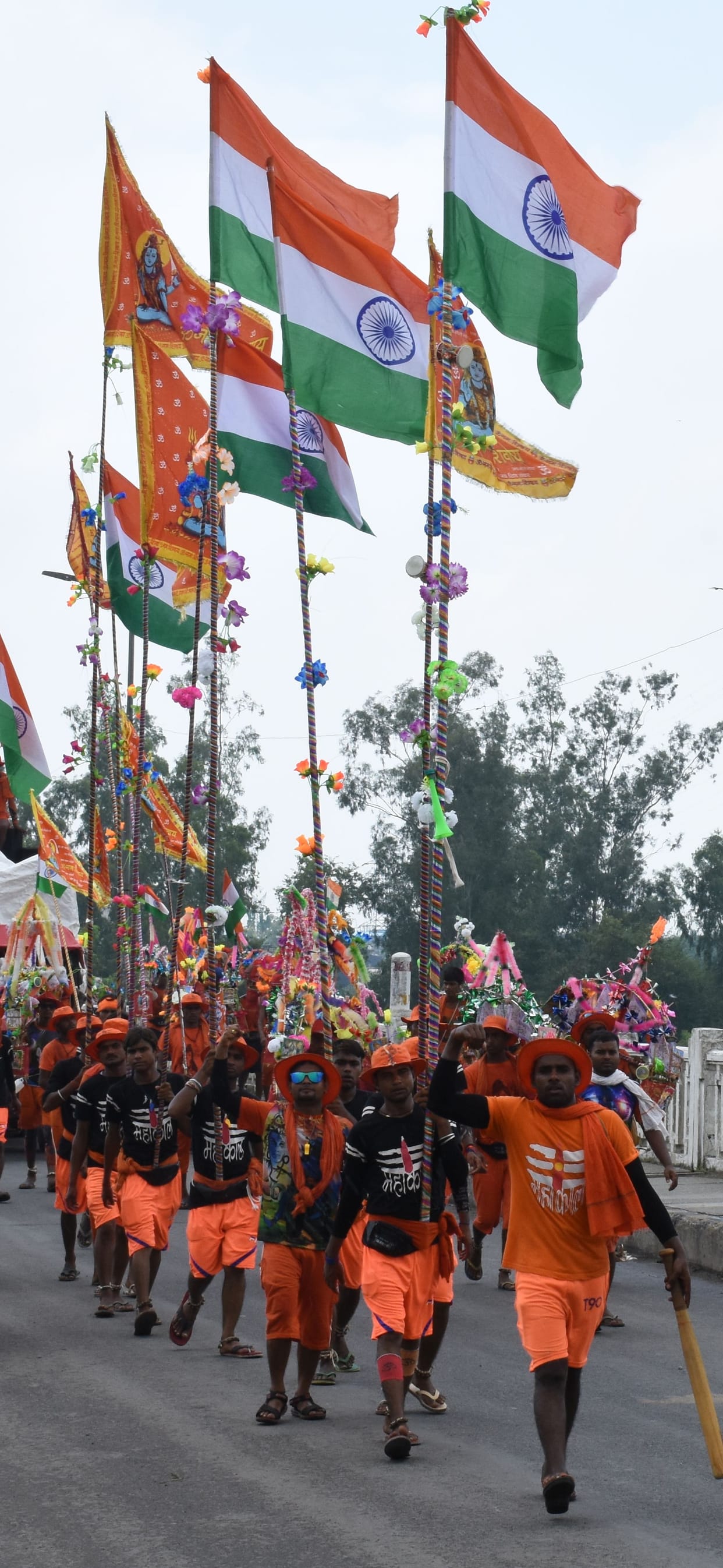 shiv bhakt took kanwad and back to homes