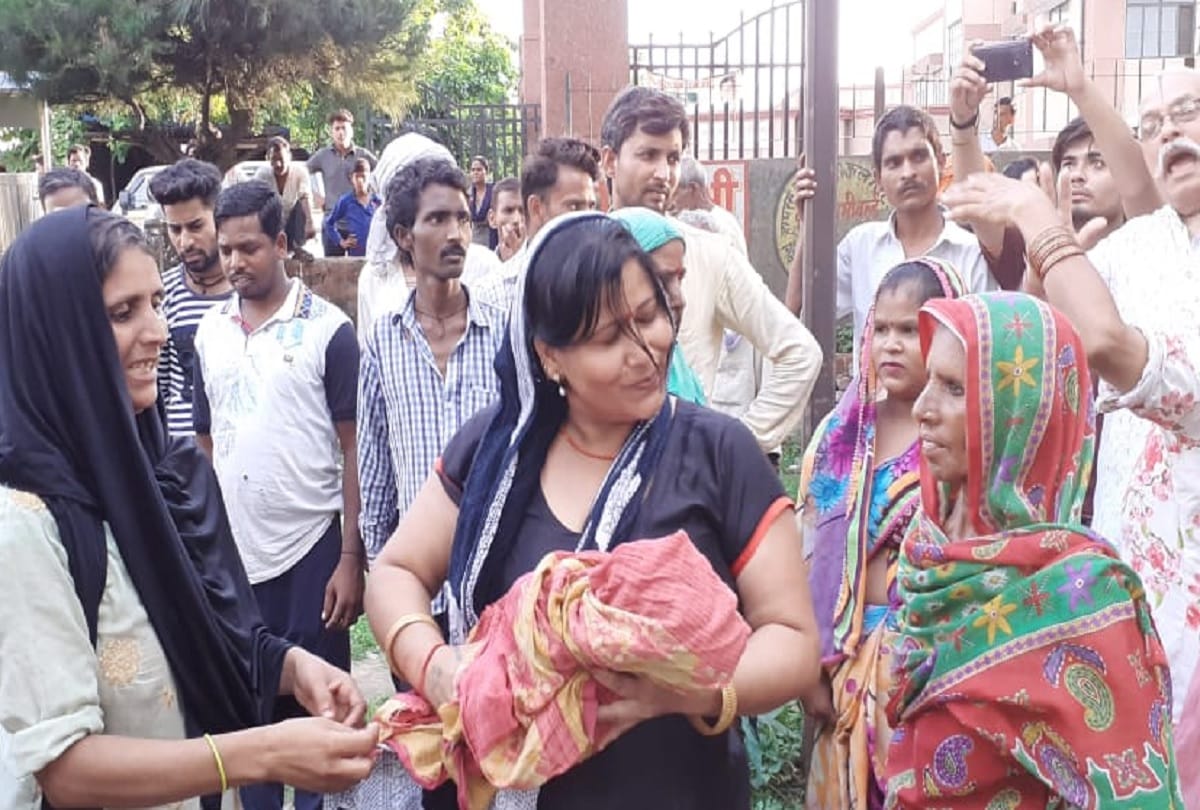 woman gave birth to child in rickshaw after she was rebuked in hospital