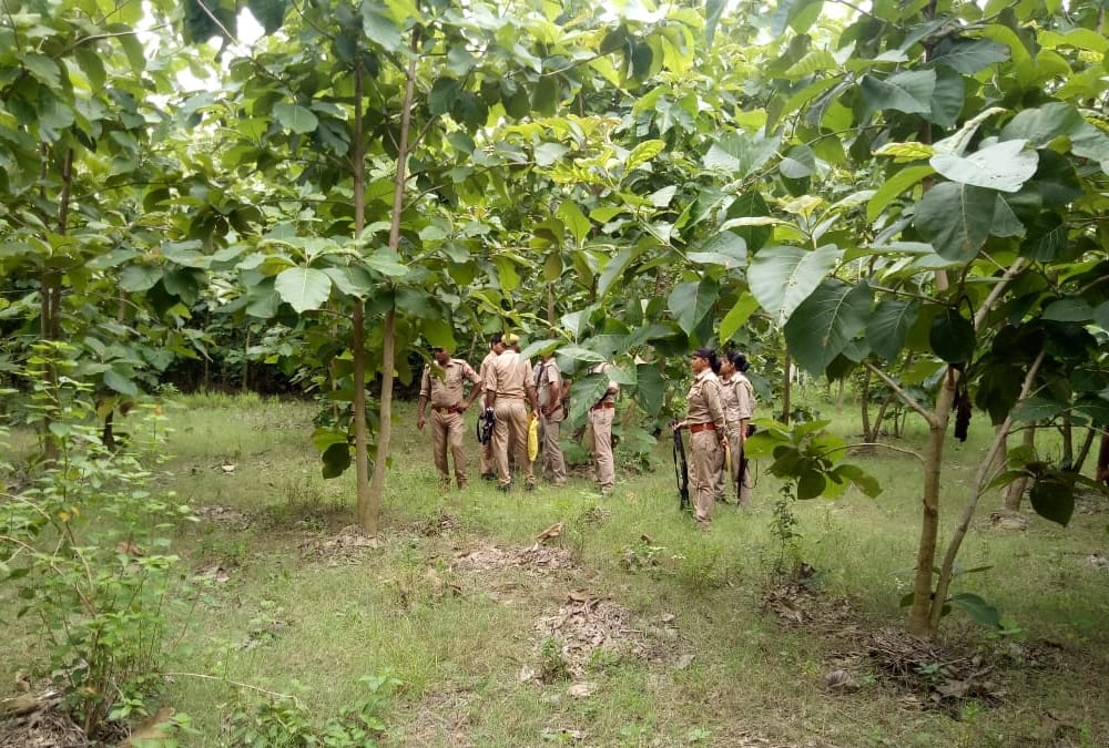 A young girl's dead boby found in a field in Balrampur.