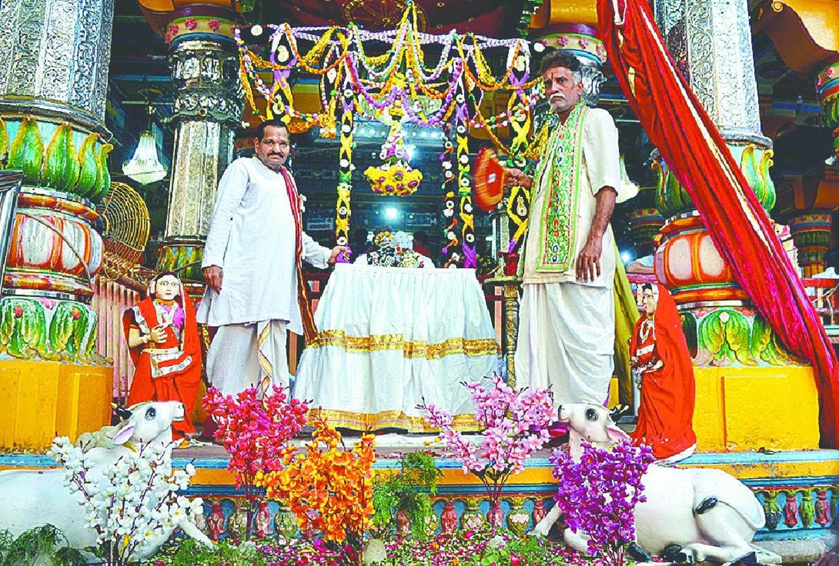 pavitra ekadashi devotees crowed gathered in mathura vrindavan