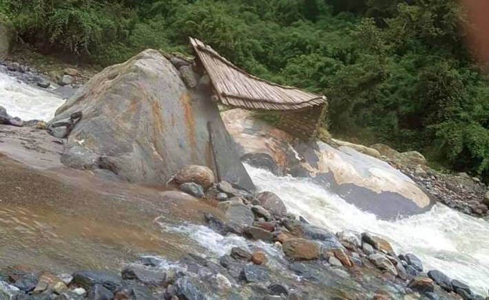 Bridge connecting China border mill collapsed, problem
