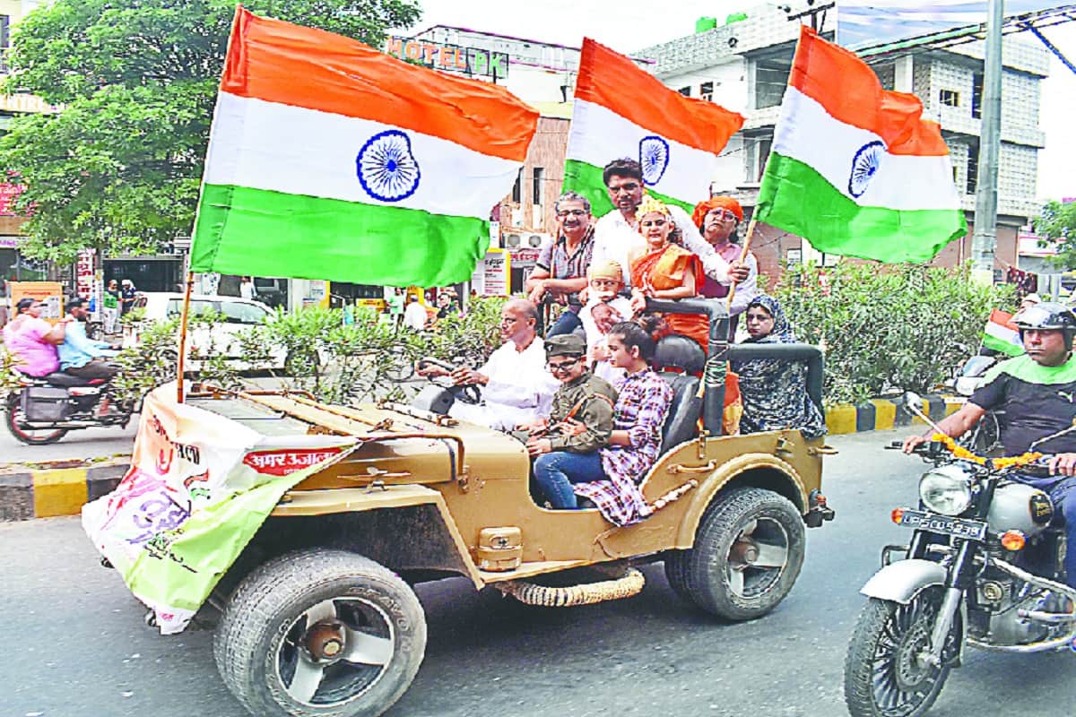 Maa tujhe pranaam: Meerut people participate in tiranga Bike rally of Amar ujala program at Meerut