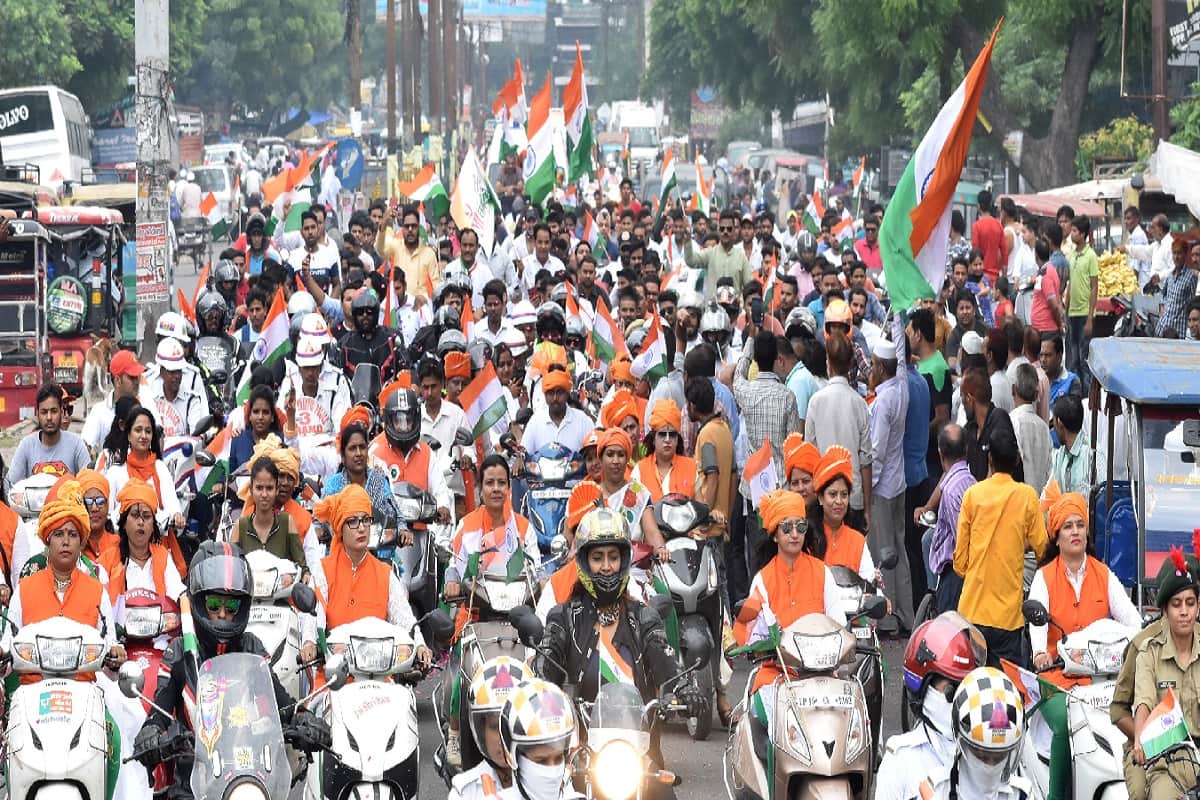 Maa tujhe pranaam: Meerut people participate in tiranga Bike rally of Amar ujala program at Meerut