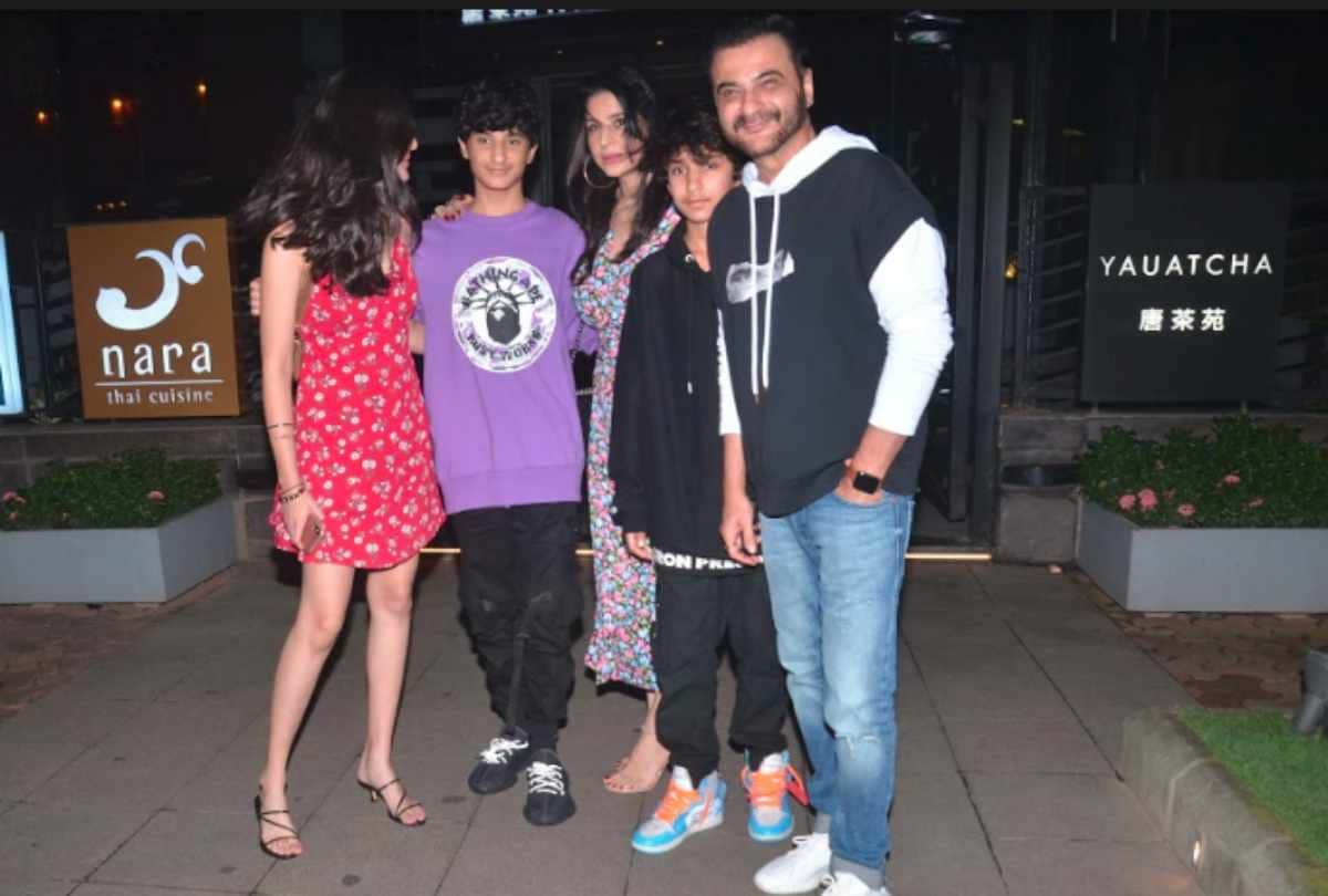 khushi kapoor and boney kapoor reached at reena marwah birthday party