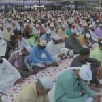 देशभर में आज धूमधाम से ईद मनाई जा रही है
