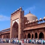 फतेहपुर सीकरी के बुलंद दरवाजा परिसर स्थित शाही जामा मस्जिद में अकीदतमंदों ने नमाज अदा की