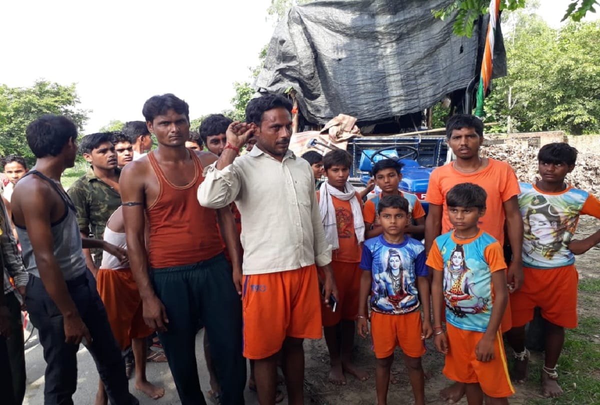 Stone pelting on a tractor of Kanwadiyas during passing through Idgah at Budaun UP