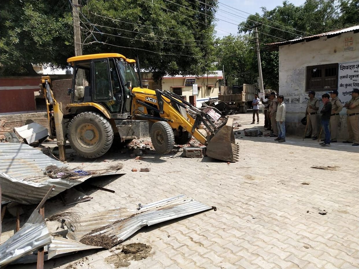 Administration demolishes eight chambers of advocates