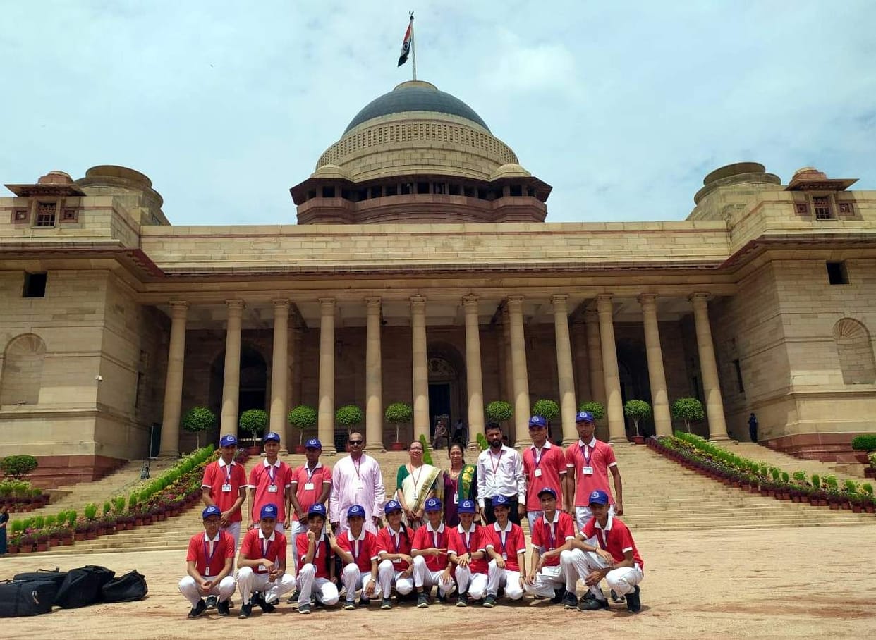 Students scattered the hill culture scattered in Rashtrapati Bhavan