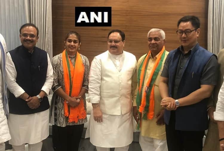 International Wrestler Babita Phogat and Mahavir Phogat joins Bharatiya Janata Party
