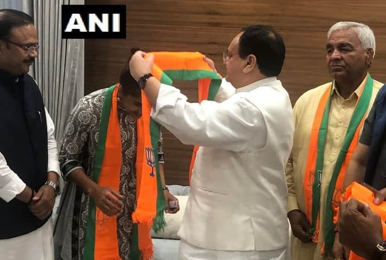 International Wrestler Babita Phogat and Mahavir Phogat joins Bharatiya Janata Party