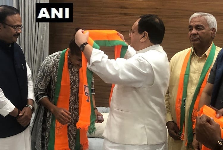International Wrestler Babita Phogat and Mahavir Phogat joins Bharatiya Janata Party