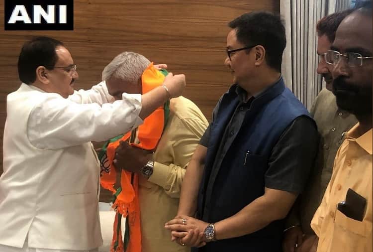 International Wrestler Babita Phogat and Mahavir Phogat joins Bharatiya Janata Party