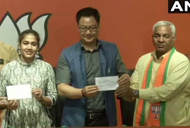 International Wrestler Babita Phogat and Mahavir Phogat joins Bharatiya Janata Party