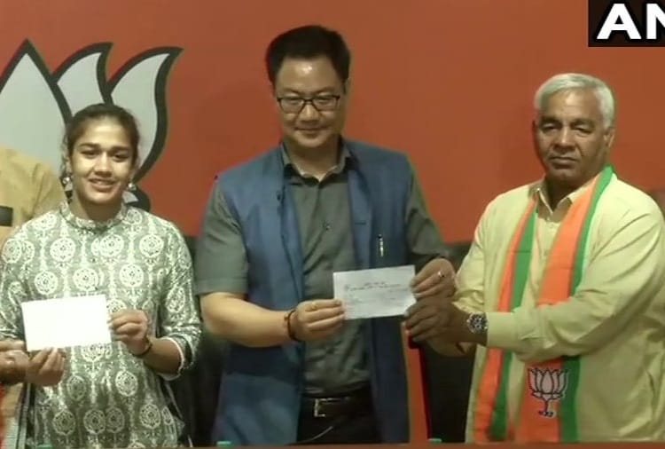 International Wrestler Babita Phogat and Mahavir Phogat joins Bharatiya Janata Party