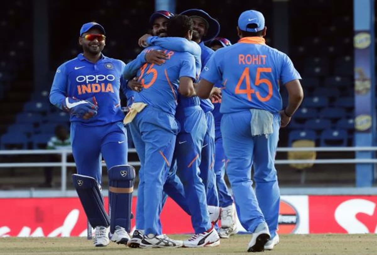 Bhuvneshwar Kumar takes one handed stunner to dismiss Roston Chase