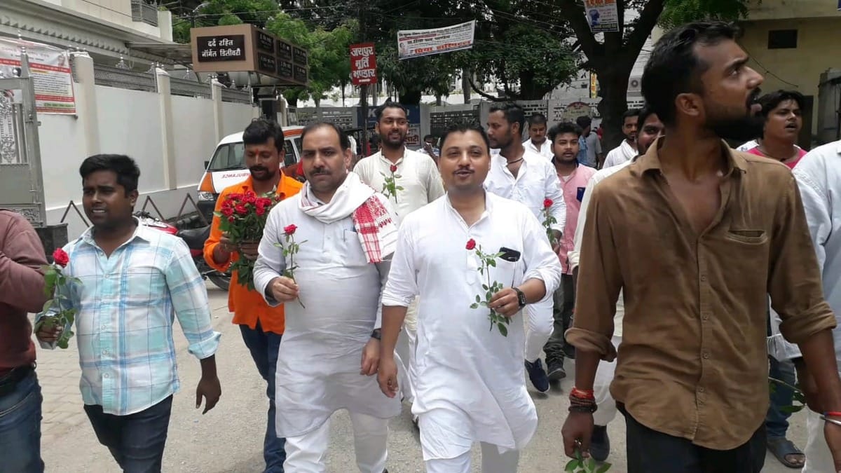 congress worker reached bjp mla ravindra jaiswal office with rose flower protest in varanasi