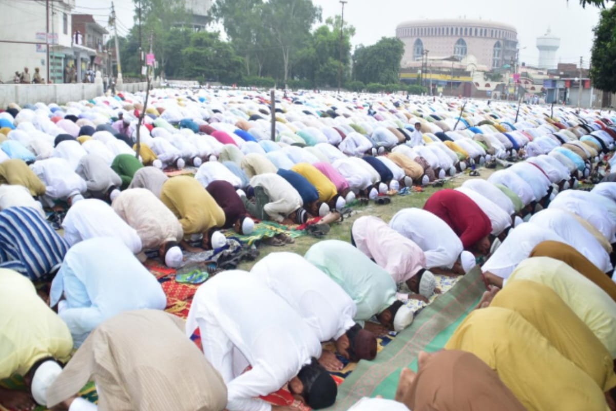 Kalbe javvad naqvi appealed to cancel namaz on friday for two weeks.