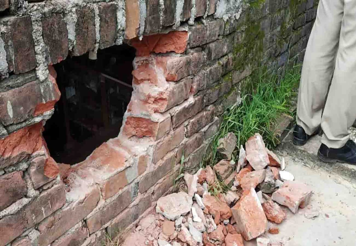 Theft in a jewelry shop in hardoi