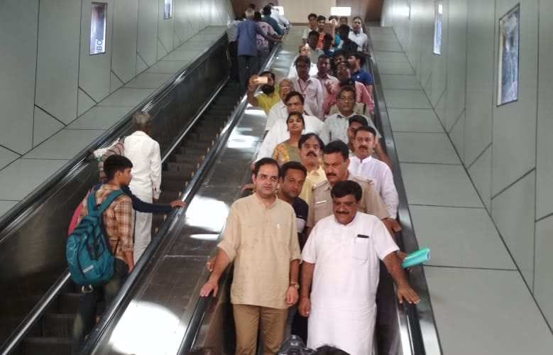 the escalator could not bear the burden of 40 passengers