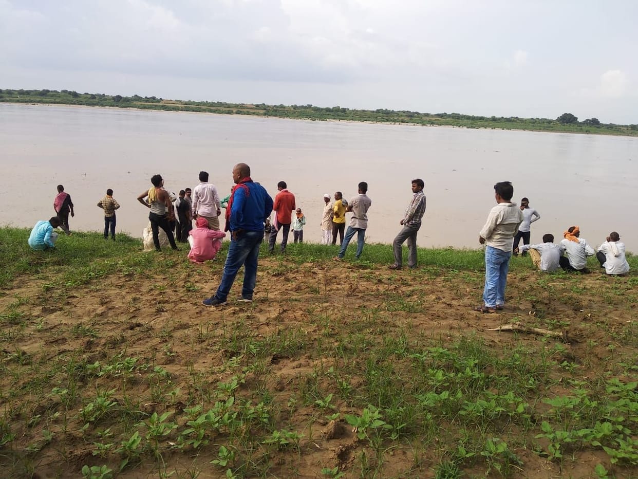 Searching for a woman diving in Yamuna for the second day