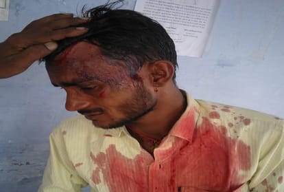 Stone pelting on a tractor of Kanwadiyas during passing through Idgah at Budaun UP