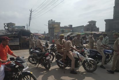 Stone pelting on a tractor of Kanwadiyas during passing through Idgah at Budaun UP