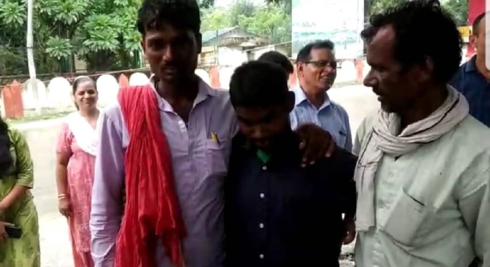 ssb Commandant bring missing youth from his parents