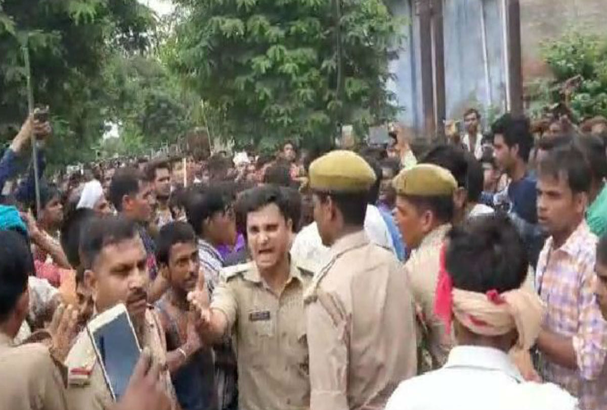 Mob Attacks Police Due To Rumor Of Child Thief declare prize money For Arresting