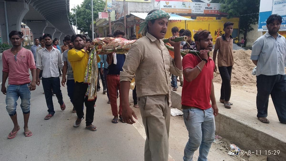 Muslim brother present in Hindu sister Funeral, Varanasi, UP