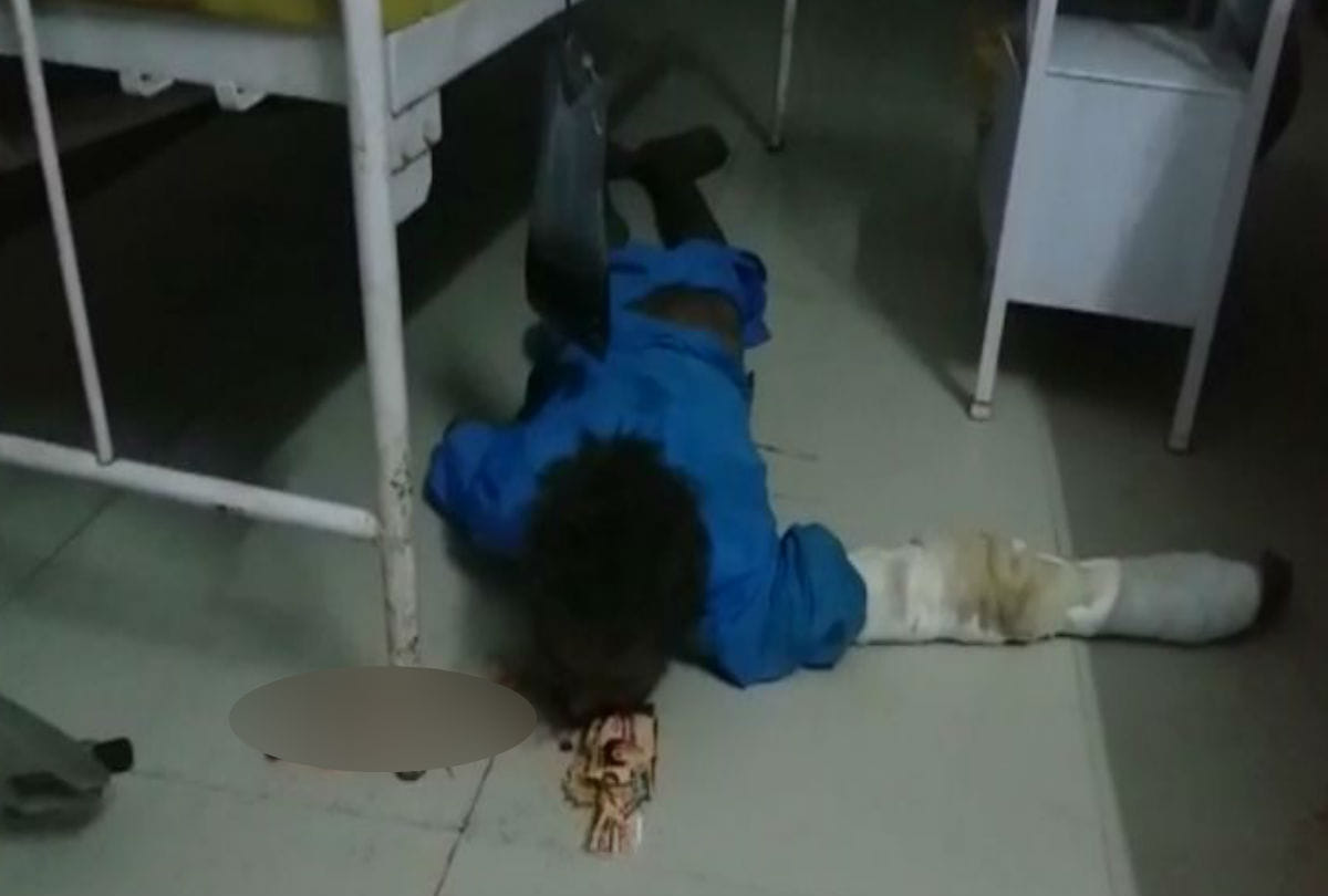 Unconscious patient Falldown on floor in mathura district hospital Video Goes Viral