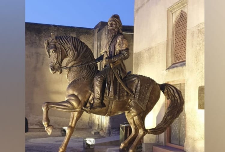 Attempt to Harm Maharaja Ranjit Singh Statue in Lahore of Pakistan