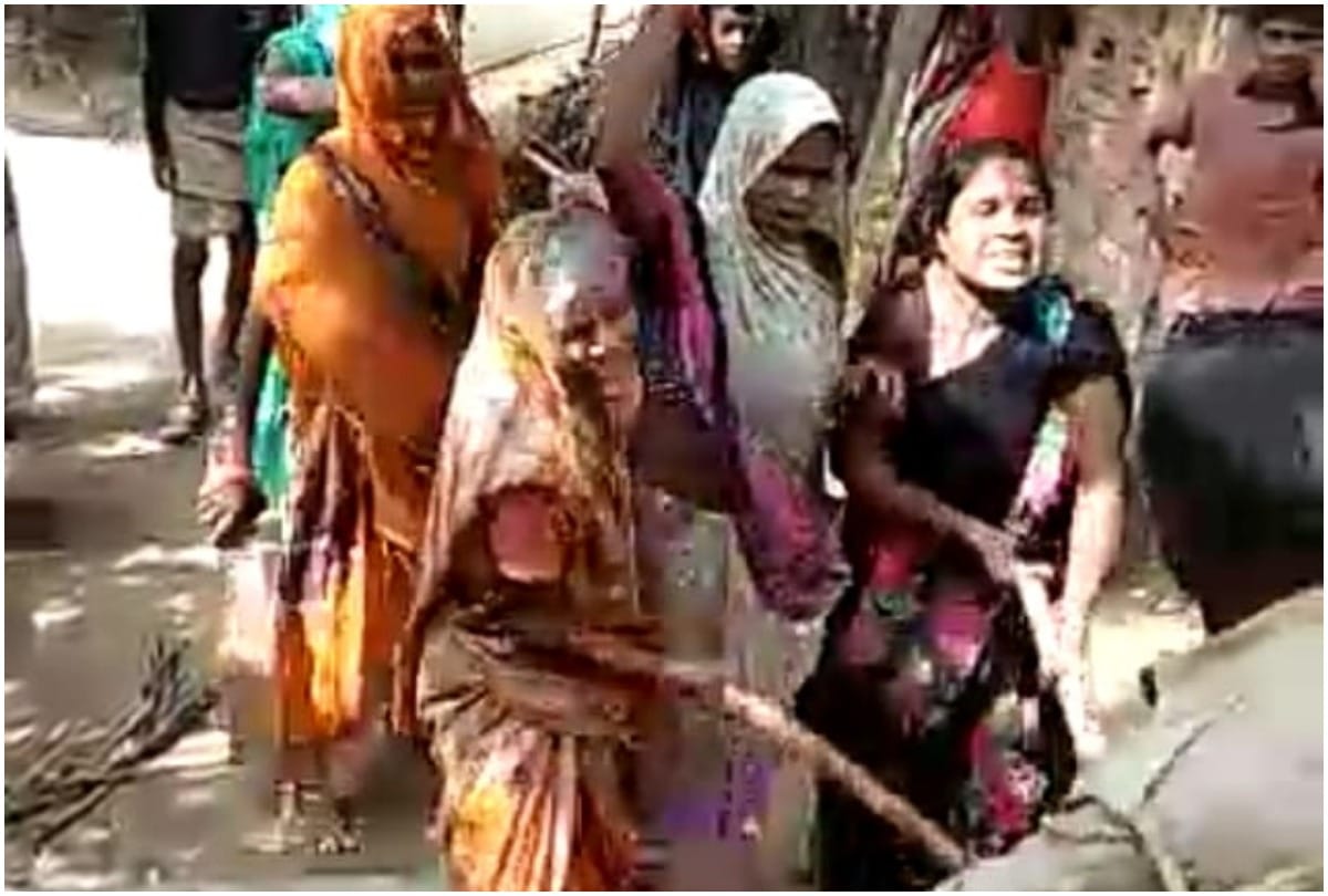 Prayagraj women beats police inspector for their behaviour
